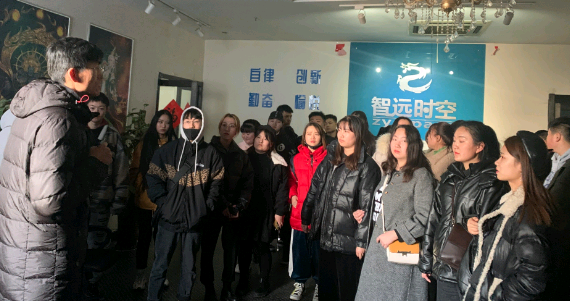 北京智远时空科技有限公司在看到公司中摆放的各种游戏手办,周边,同学