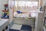 香港一夫妻蝸居“10㎡小屋”，教科書改造，一家三口住也不擁擠