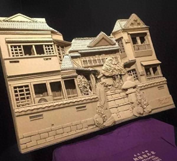 利用快递用过的旧纸箱创作的3D模型，这妹子厉害啊