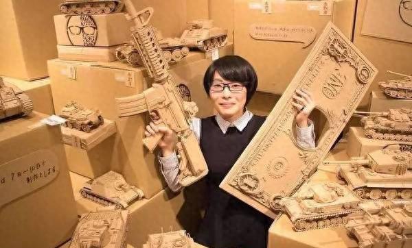 利用快递用过的旧纸箱创作的3D模型，这妹子厉害啊