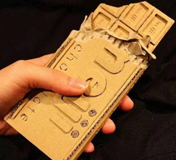 利用快递用过的旧纸箱创作的3D模型，这妹子厉害啊