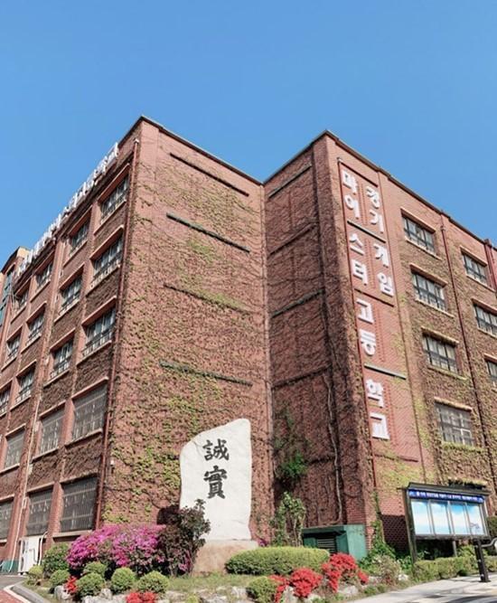 學(xué)校一景
